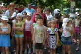 В парке Ленинского Комсомола детям раздавали мороженое. Содействие оказал арендатор – сын мэра