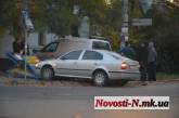 В Николаеве после столкновения «Шкоды» и «Фольксвагена» один автомобиль врезался в дерево, второй — сбил рекламную конструкцию