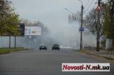 Николаев дымит: на улицах города начали сжигать осеннюю листву