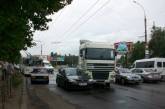 На проспекте Октябрьском грузовик «незаметно» въехал в иномарку