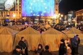 На Майдане устанавливают жилые палатки и сооружают баррикады