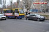 На пешеходном переходе в центре Николаева маршрутка столкнулась с легковушкой
