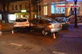 На парковке в центре Николаева не разминулись две иномарки