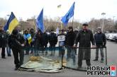 Одесскому губернатору принесли на порог разбитые камнями стекла автобусов, на которых везли людей на Евромайдан в Киев. ВИДЕО, ФОТО