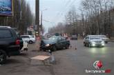 В Николаеве автомобиль врезался в столб: два человека госпитализированы