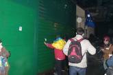 Участники "майдана" выломали кусок ворот особняка Медведчука
