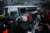 Митингующие на Грушевского переворачивают автомобили