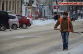 Особо проблемные участки дороги в Николаеве посыпают солью в «ручном режиме»