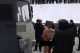 В сети появилось видео издевательств "Беркута" над голым демонстрантом. ВИДЕО