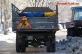 В Николаеве мусор, вывозимый с городских улиц, накрывают национальным флагом Украины