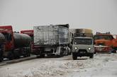 В снежном плену на трассе «Николаев-Кировоград» остается 70 грузовиков