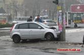В центре Николаева «Форд» врезался в столб