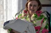 Молодая мама, которая из-за непогоды не могла добраться до роддома, получила подарки и поздравления от губернатора Николаевщины