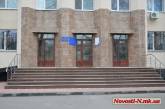 В Николаеве в здании областной налоговой в экстренном порядке устанавливают решетки на двери