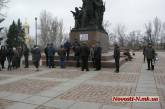 Возле памятника Ольшанцам в Николаеве всю ночь дежурили 20 человек