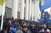 Активисты Евромайдана пикетируют Верховную Раду и даже пригнали ко входу БТР. ФОТО