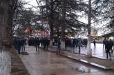 К парламенту Крыма прорвались 200 человек с флагами России