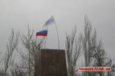 На монумент свергнутого Ленина в Николаеве водрузили флаги города и России. ВИДЕО
