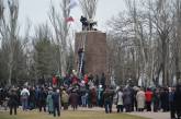 В Николаеве дедушку Ленина вернули на место и сожгли флаг США