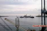 Блокаду Стрелецкой бухты в Севастополе усилили грузовым судном