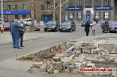 В Николаеве депутат местного совета ногами развалил начавшуюся стройку на центральной улице города