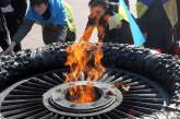 В Одессе пресс-секретарь партии «УДАР» сожгла георгиевские ленточки в Вечном огне