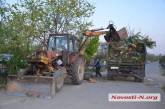 Накануне поминальных дней главное городское кладбище убирали до глубокой ночи