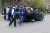 В Одессе лихач на BMW влетел в столб, после чего авто "приземлилось" на девушку