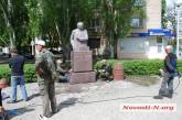 В Николаеве памятник Вячеславу Чорноволу облили красками российского флага