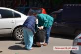 В центре Николаева пьяный парень, который разлегся на проезжей части, едва не угодил под колеса авто