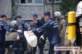 Спасатели в Николаеве пытаются пробиться к находящимися под завалами людям через  стены