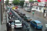 В Симферополе проходит траурный митинг крымских татар. Центр города оцеплен ОМОНом