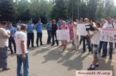 У Николаевского горисполкома проходит сразу два пикета: за мир и против застройки урочища "Маяк"