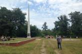 Из братской могилы в центре Славянска извлекли 14 тел
