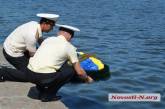 В Николаеве спустили на воду венки в память о погибших моряках. ВИДЕО