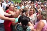 В Черновцах протестующие против мобилизации женщины побили депутата ВИДЕО