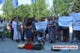 Николаевцы прямо у здания ОГА моются в тазиках холодной водой, протестуя против повышения тарифов ЖКХ