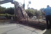 В Киеве рухнул пешеходный мост. ФОТО