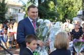 Народный депутат Николай Жук помог решить проблемы нескольких школ Николаева и повел сына в 1-й класс