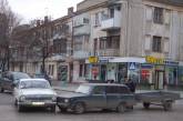 Столкнувшиеся "Волга" и "ВАЗ" заблокировали движение трамваев в центре Николаева