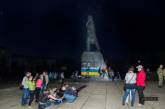 В Краматорске не смогли снести памятник Ленину: вместо этого его разрисовали в сине-желтые цвета