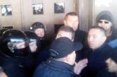 Активисты Ляшко заблокировали центральный вход в ЦИК и Киевсовет