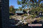 В Николаеве пьяный водитель на армейском грузовике проломил забор и влетел во двор жилого дома