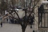 Под Администрацией Президента активисты пытались спилить забор: завязались потасовка, есть задержанные
