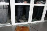 Жители Кривого Рога, требуя люстрации чиновников, побили окна горсовета. ФОТО