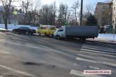 В Николаеве возле Варваровского моста столкнулись «Газелька», «РАФик» и «Mercedes»