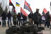 Николаевские активисты принесли автомобильные покрышки и чучело мэра Гранатурова под горисполком