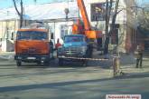 В центре Николаева грузовики строителей перекрыли тротуар и часть дороги