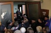 В Горловке местные жители взяли штурмом райадминистрацию с боевиками