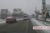 Снегопад в Николаеве: дороги местами скользкие, но проехать пока  можно